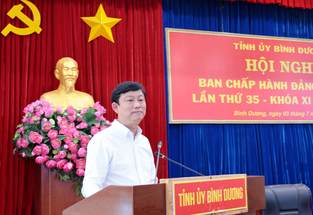 Chủ tịch UBND tỉnh Võ Văn Minh phát biểu tại hội nghị.